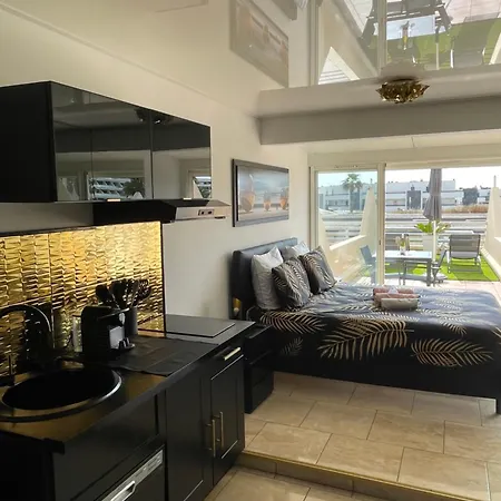 Golden Glamour Apartment